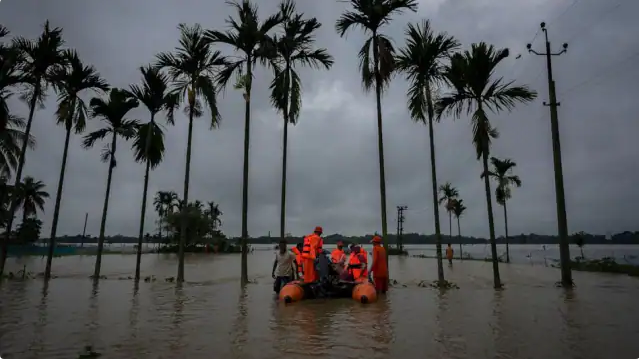 Bangladesh is in bad condition due to floods, so far 25 people have died and 40 lakh people are trapped