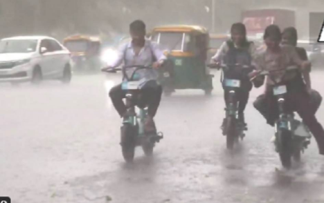 Heavy rain in many areas of Delhi-NCR, relief to people troubled by sultry heat